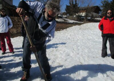 Thierry commence à creuser le trou pour l’igloo